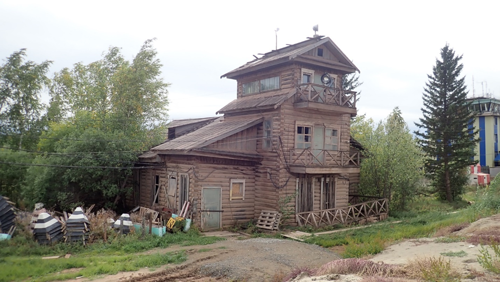 Старое здание контрольно-диспетчерского пункта в Олёкминске (фото П. Филина).
