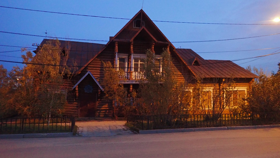 Старое здание гостиницы при аэропорте гор. Якутска (фото П. Филина).