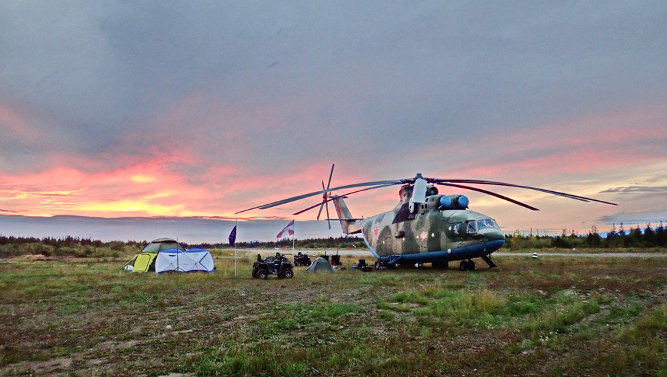Вертолёт Ми-26 и экспедиционный лагерь (фото П.А.Филина).