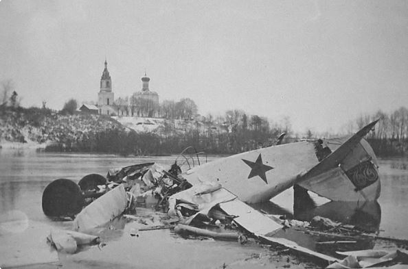 Самолёт Р-5, сбитый в 1941 гитлеровцами году у деревни Бужарово. Фото предоставлено Центром современной истории